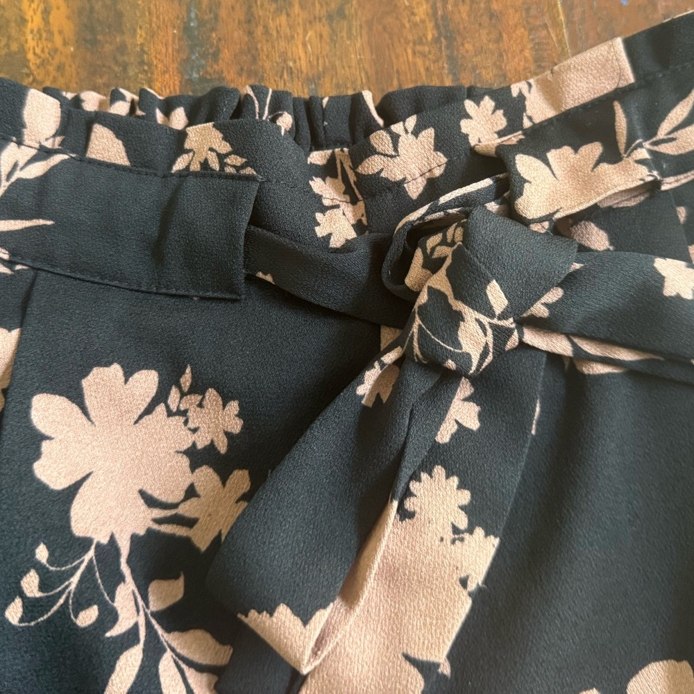 DR2 Black and Taupe Floral Crop Wide Leg Pants with Pockets - Picture 6 of 13